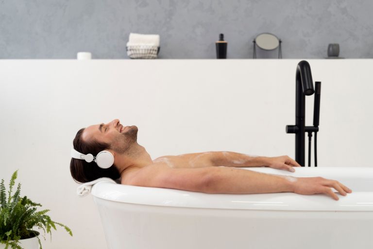 relax ve vaně muž