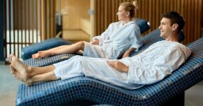 wellness vyhřivana lehátko s lidmi wellness vyhřivana lehátko s lidmi