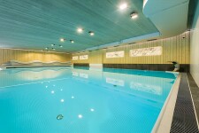 vyřívana lavice wellness u bazénu vyřívana lavice wellness u bazénu
